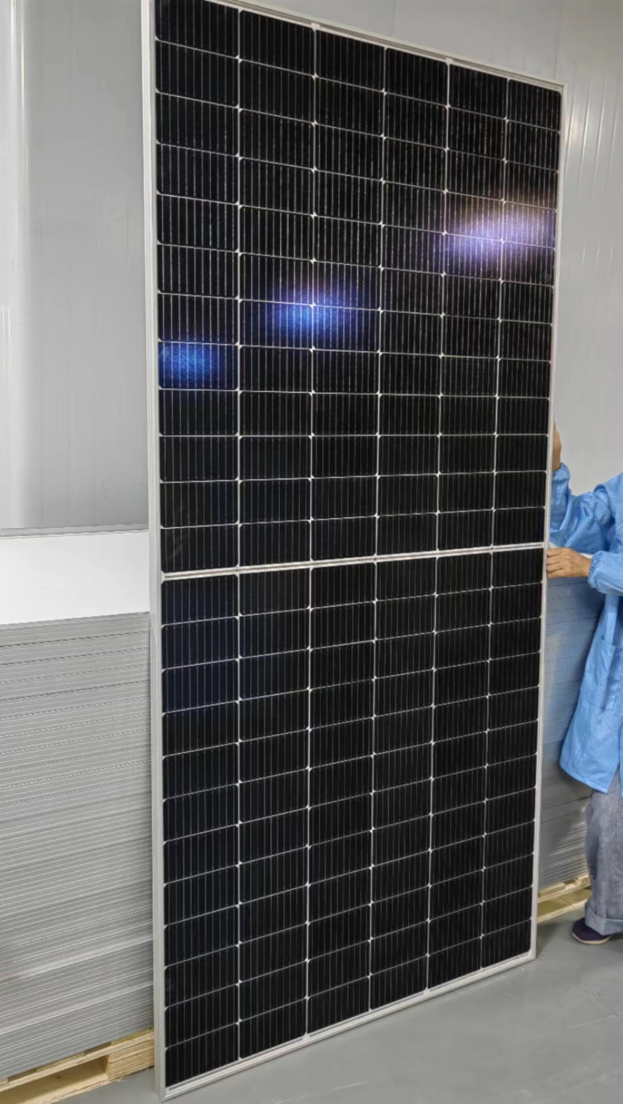 Il pannello solare di riserva produce quotidianamente 400 pezzi 550 W mono pannello solare Il più venduto modulo fotovoltaico da 550 W con alta efficienza 