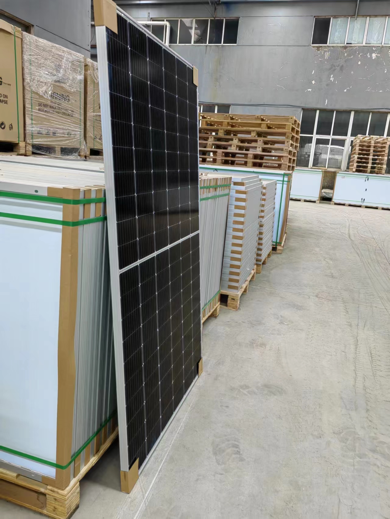 Pannello solare di vendita caldo diretto della fabbrica pannello solare 460W modulo fotovoltaico per uso domestico del sistema solare del tetto