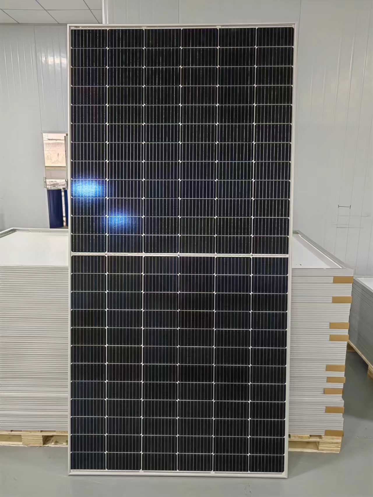 Campione gratuito di modulo fotovoltaico bifacciale a cella solare mono pannello solare 600W di grandi dimensioni 590W 595W 605W 610W